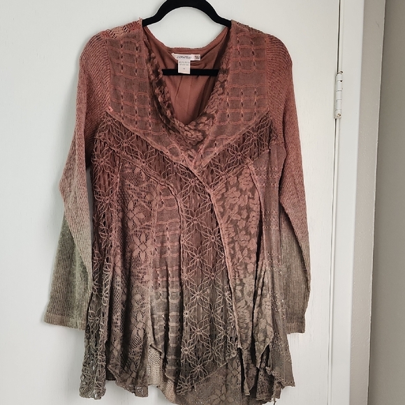 Feratelli Tops - Elegant Women's Lace Blouse in Pink and Brown